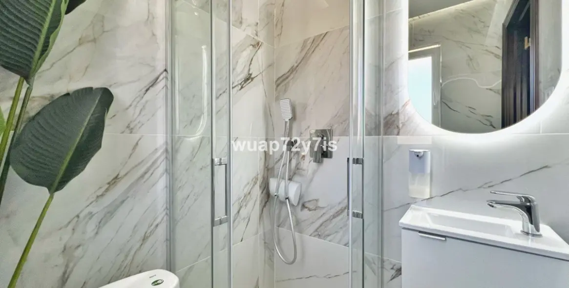 Sale of penthouse in El Paraiso 18