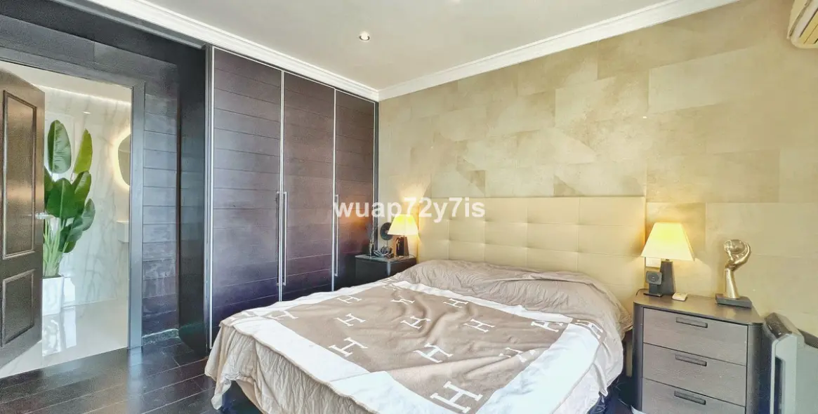 Sale of penthouse in El Paraiso 19