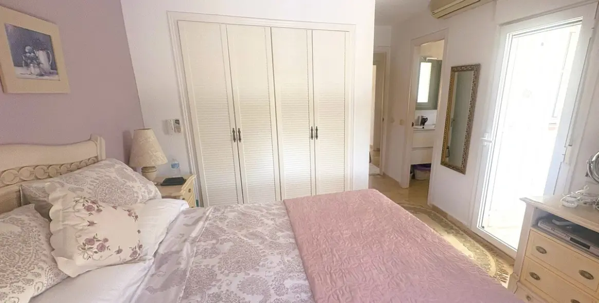 Sale of townhouse in La Duquesa 11