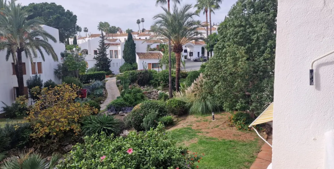 Venta de apartamento en planta media en Nueva Andalucía 1