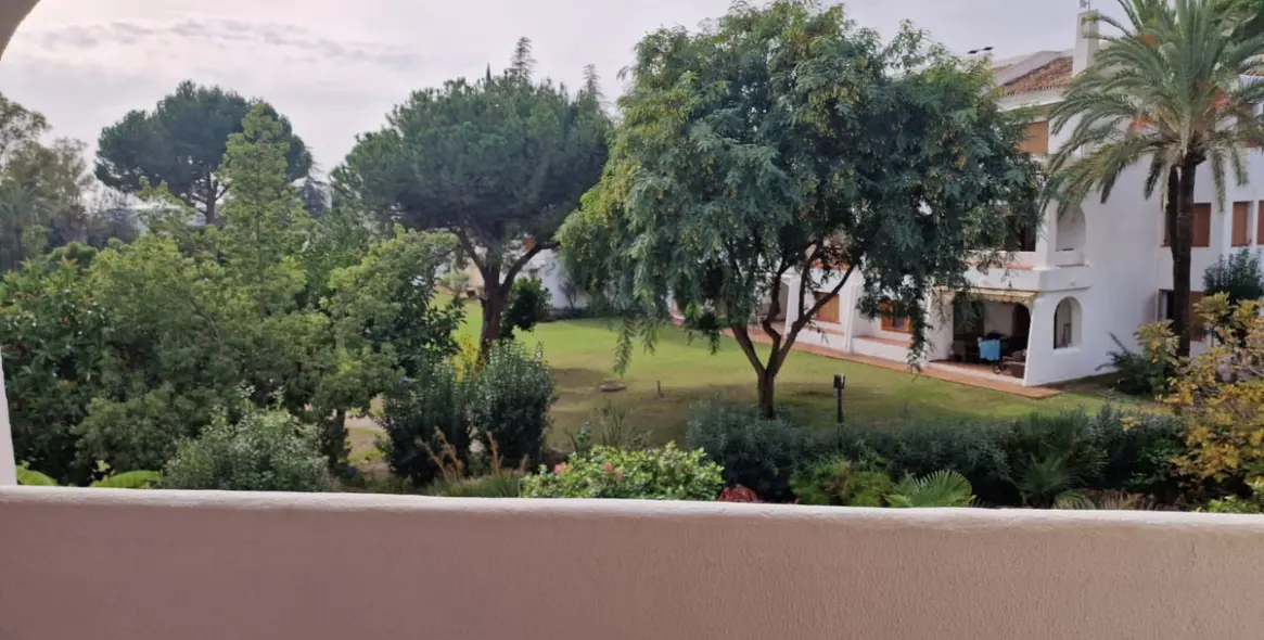 Venta de apartamento en planta media en Nueva Andalucía 3