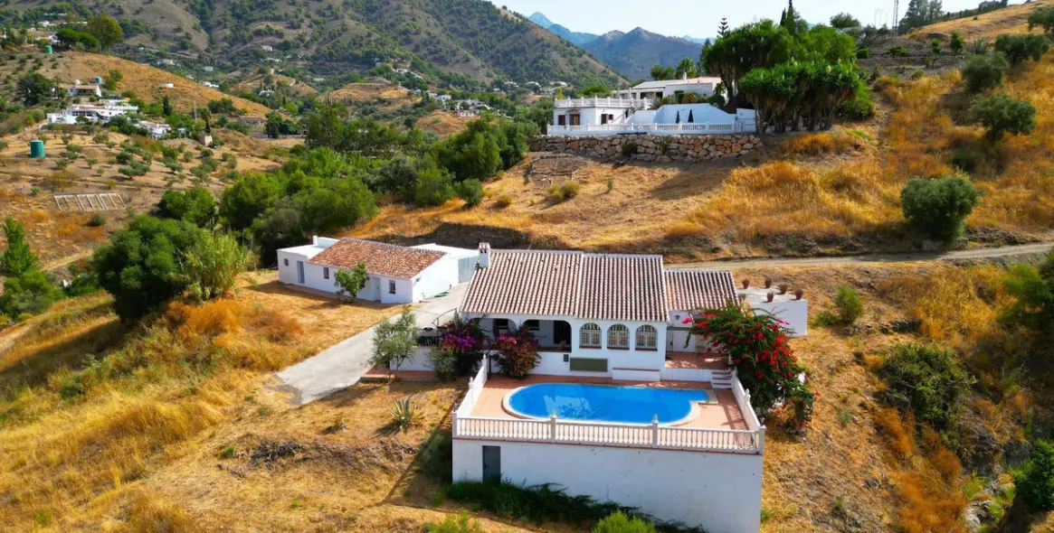 Sale of detached villa in Cómpeta 1