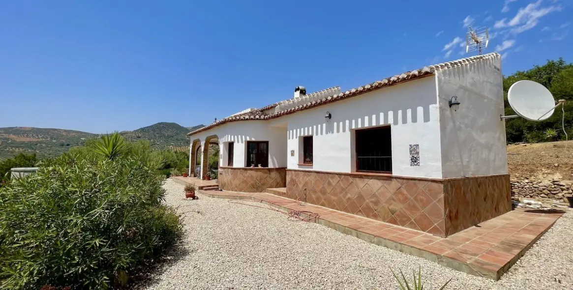 Sale of detached villa in Periana 26