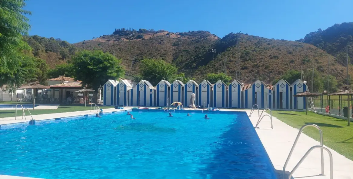 Продажа двухуровневых апартаментов в Benahavís 25