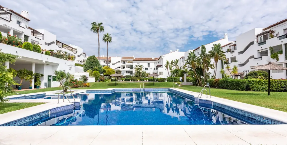 Продажа апартаментов на среднем этаже в Bel Air 1