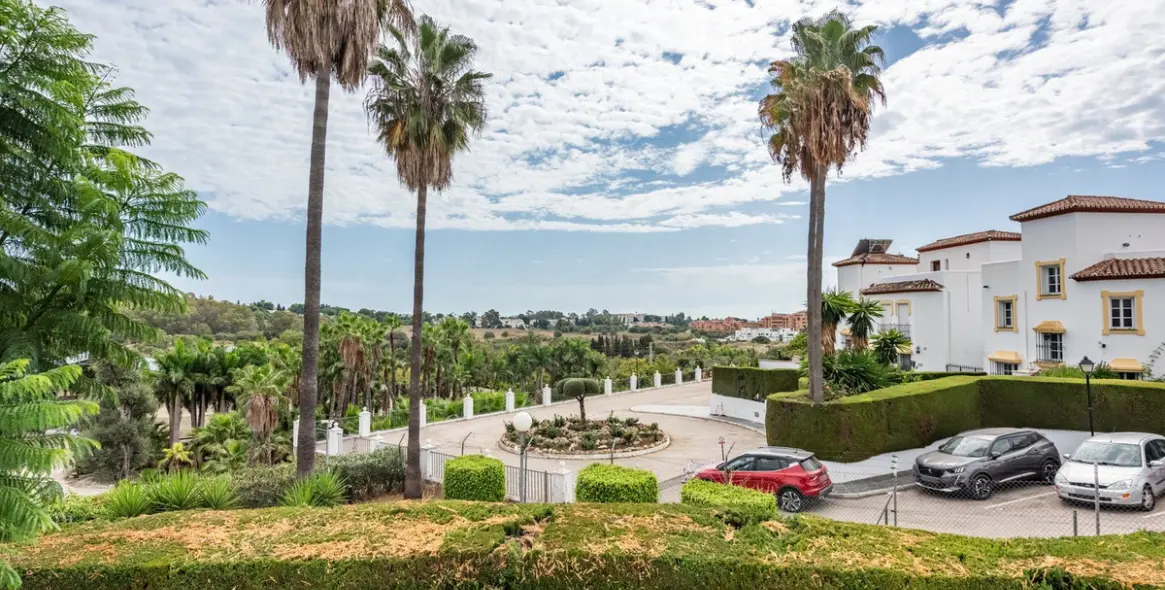 Продажа апартаментов на среднем этаже в Bel Air 2