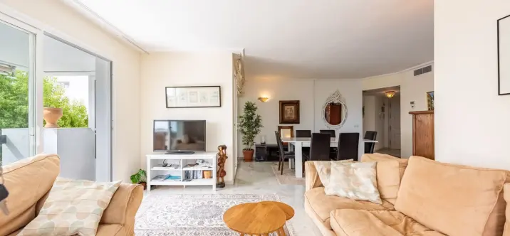 Sale of middle floor apartment in Bel Air 4