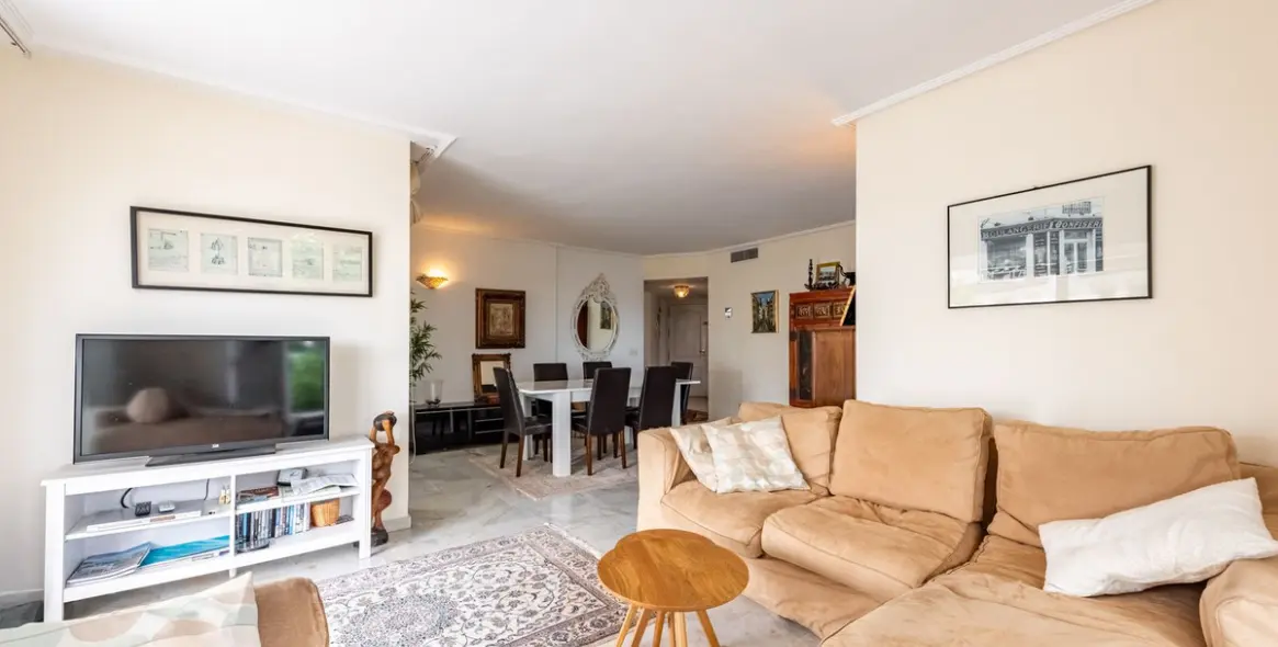 Продажа апартаментов на среднем этаже в Bel Air 6