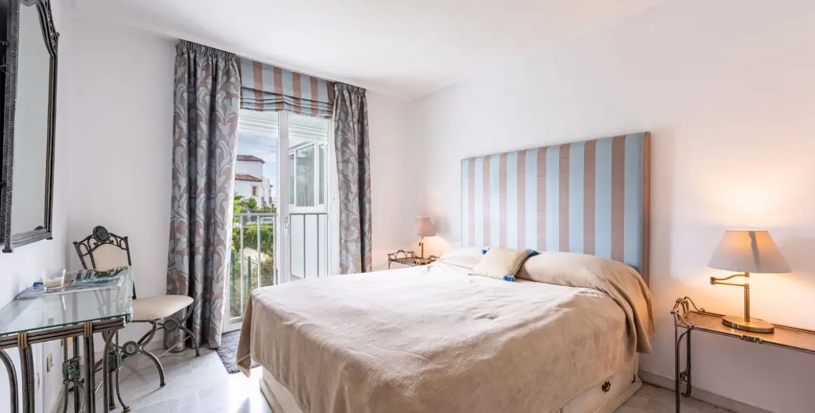 Продажа апартаментов на среднем этаже в Bel Air 12