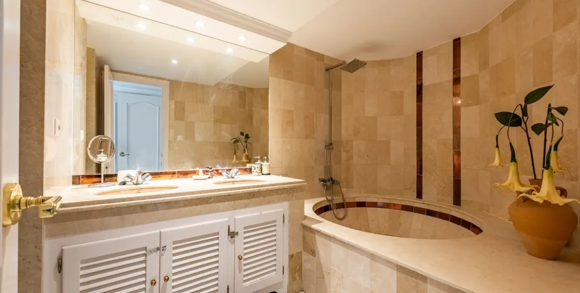 Продажа апартаментов на среднем этаже в Bel Air 13