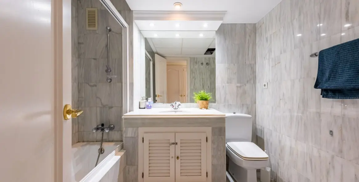 Продажа апартаментов на среднем этаже в Bel Air 16