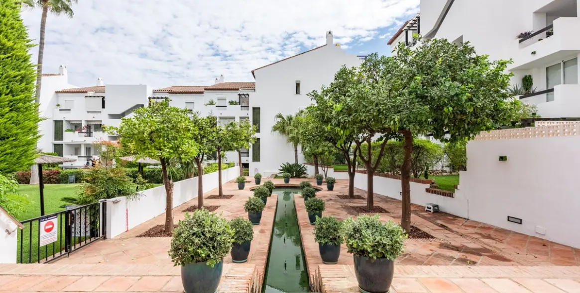 Продажа апартаментов на среднем этаже в Bel Air 18