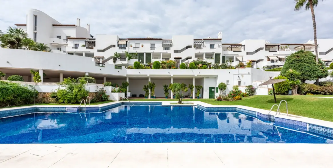 Продажа апартаментов на среднем этаже в Bel Air 19