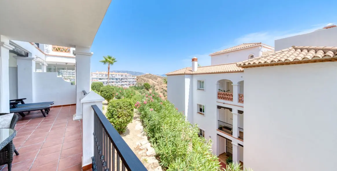 Sale of ground floor apartment in Calahonda 23