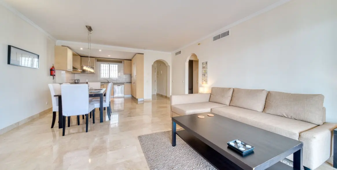 Sale of ground floor apartment in Calahonda 26