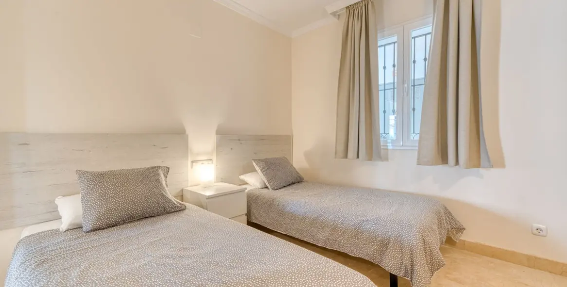 Sale of ground floor apartment in Calahonda 27