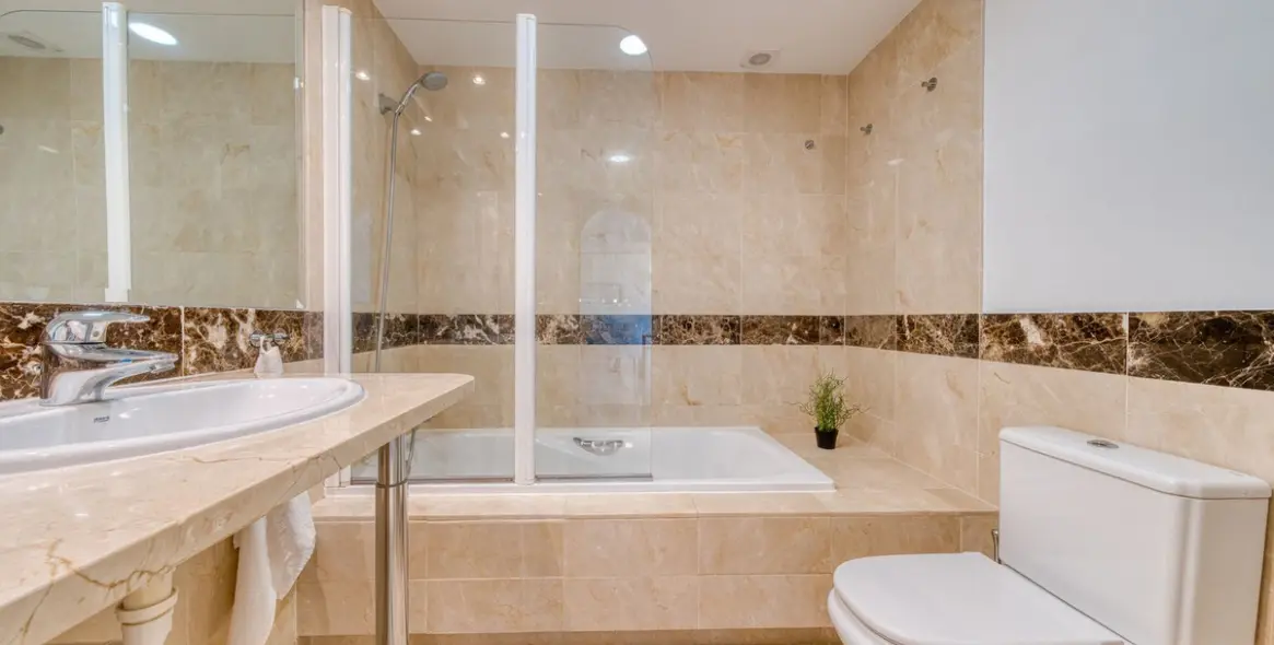 Sale of ground floor apartment in Calahonda 30