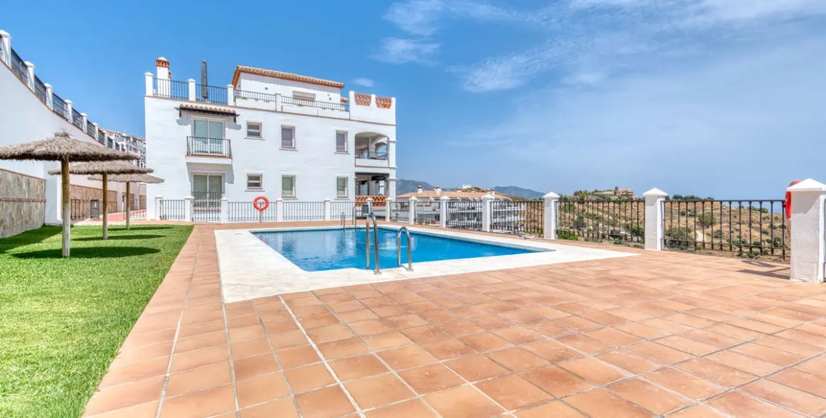 Sale of ground floor apartment in Calahonda 33