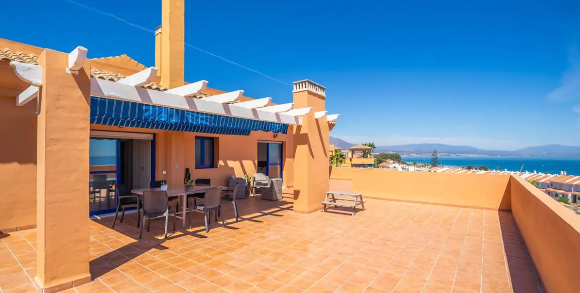 Sale of penthouse in La Duquesa 2