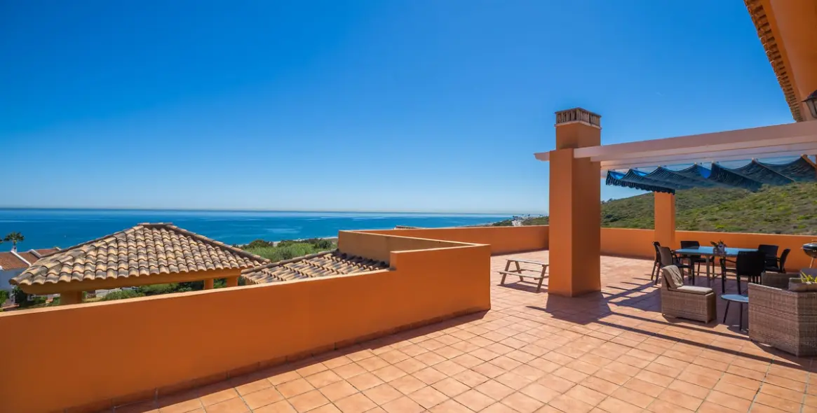 Sale of penthouse in La Duquesa 13
