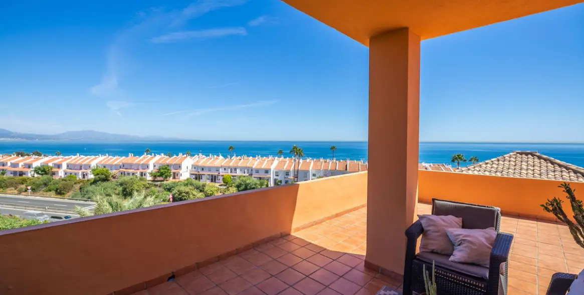 Sale of penthouse in La Duquesa 15