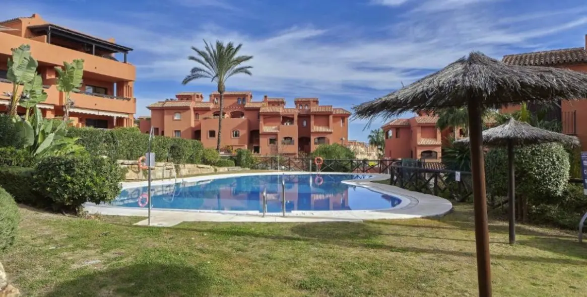 Продажа апартаментов на первом этаже в Estepona (район Estepona) 1