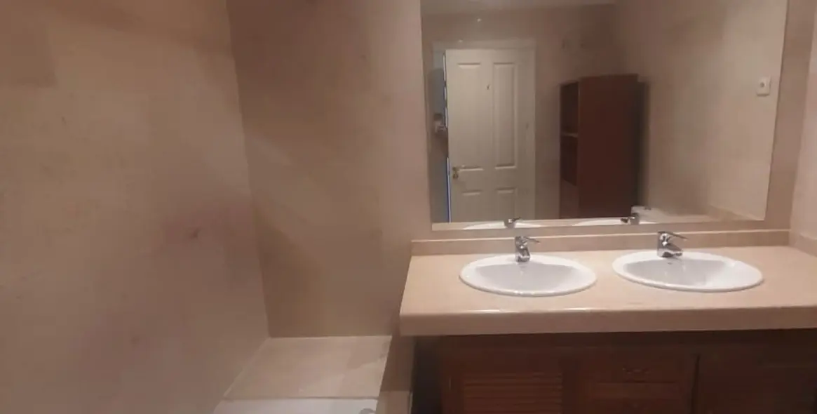 Sale of ground floor apartment in Estepona 11