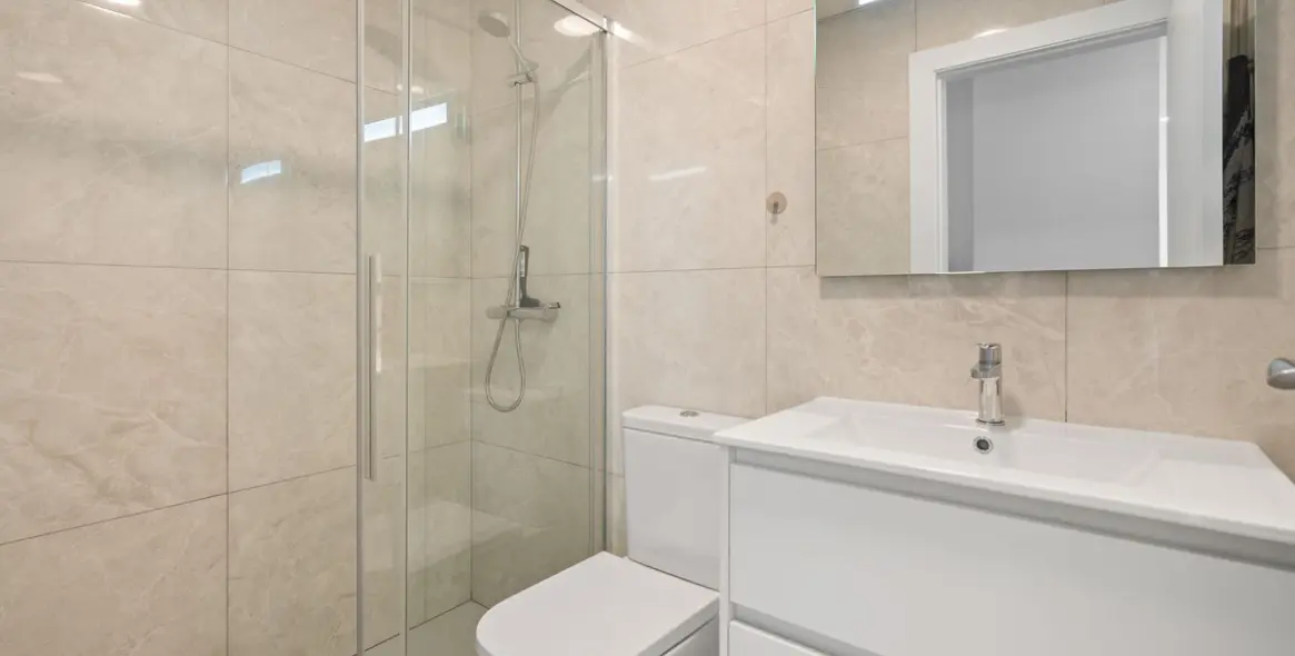 Sale of middle floor apartment in Fuengirola 14