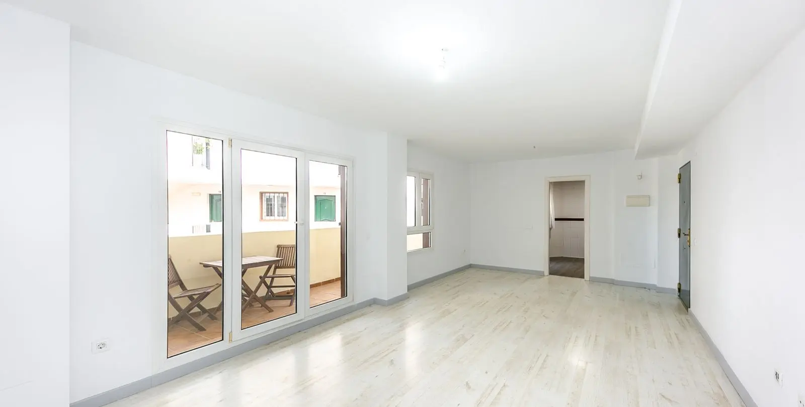 Sale of middle floor apartment in Torrequebrada 5