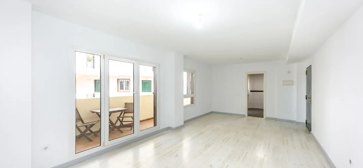 Sale of middle floor apartment in Torrequebrada 4
