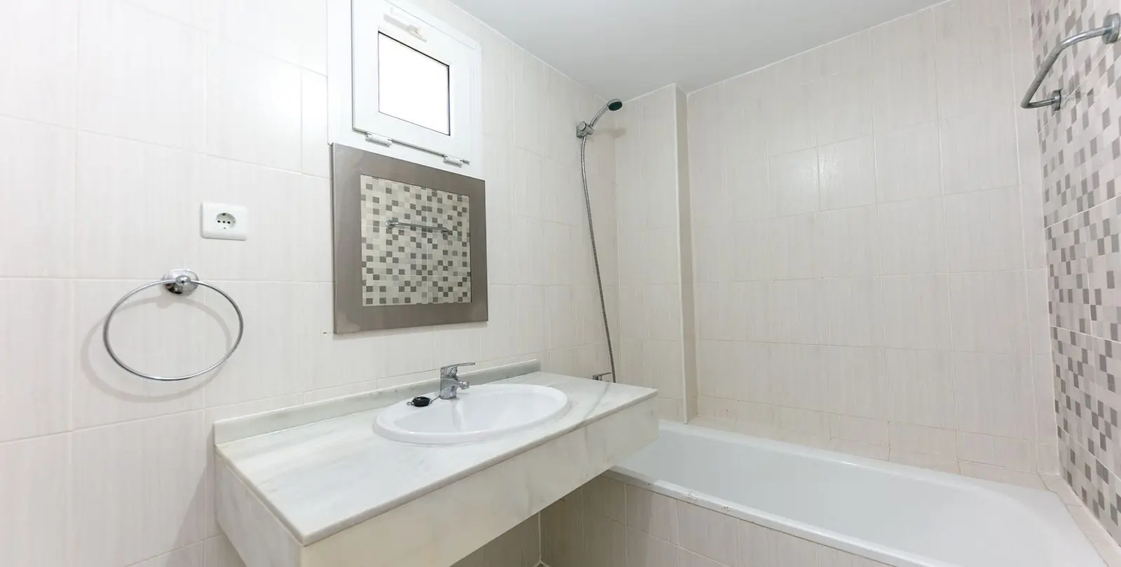 Sale of middle floor apartment in Torrequebrada 21