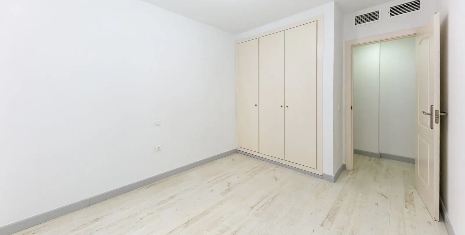 Sale of middle floor apartment in Torrequebrada 23