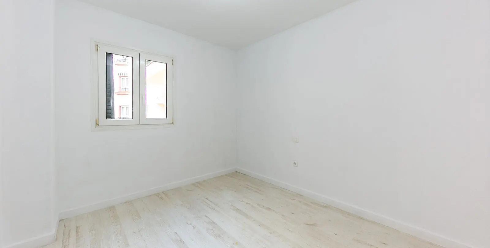 Sale of middle floor apartment in Torrequebrada 25