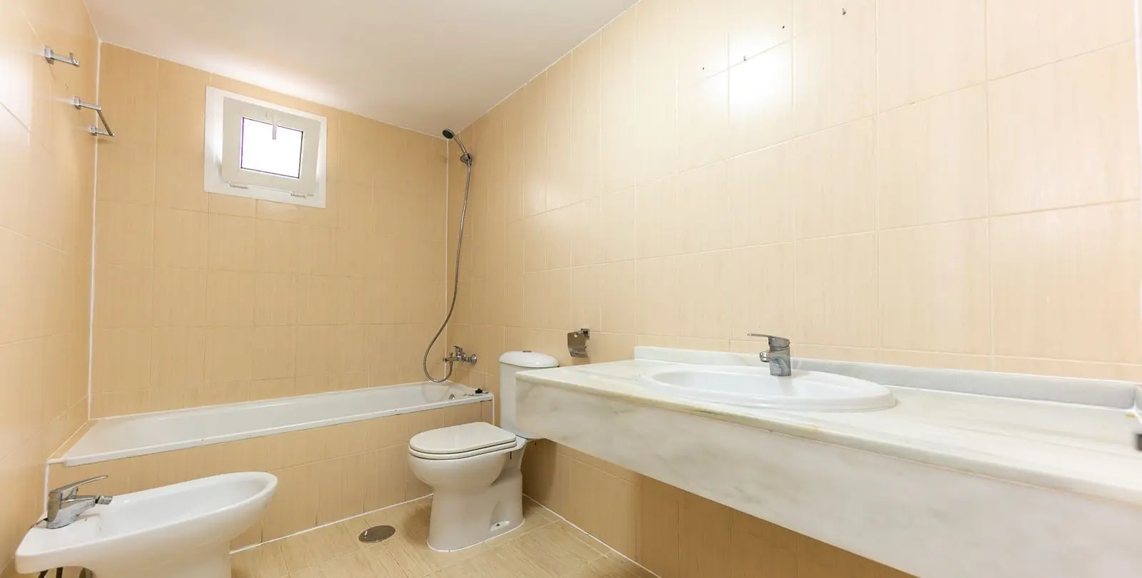 Sale of middle floor apartment in Torrequebrada 26
