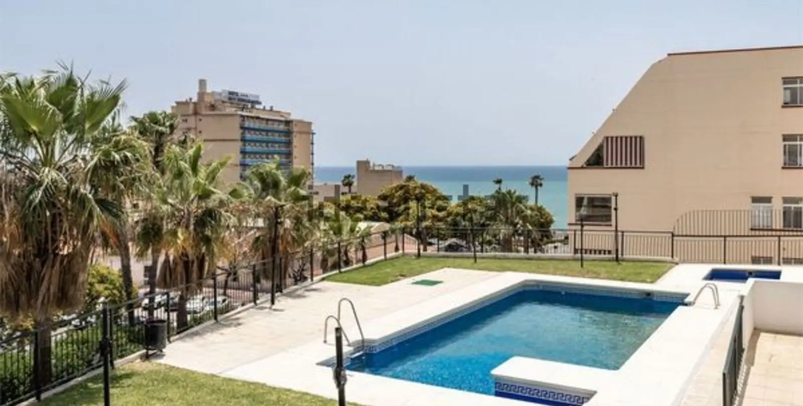 Sale of middle floor apartment in Torrequebrada 29