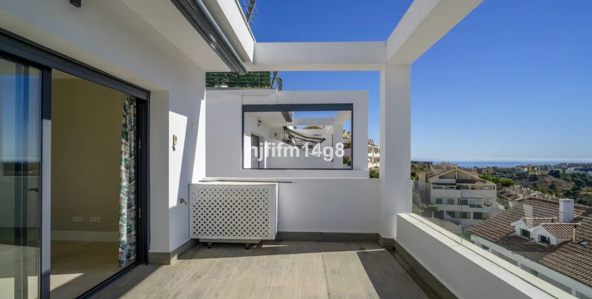 Sale of penthouse duplex in Estepona 2