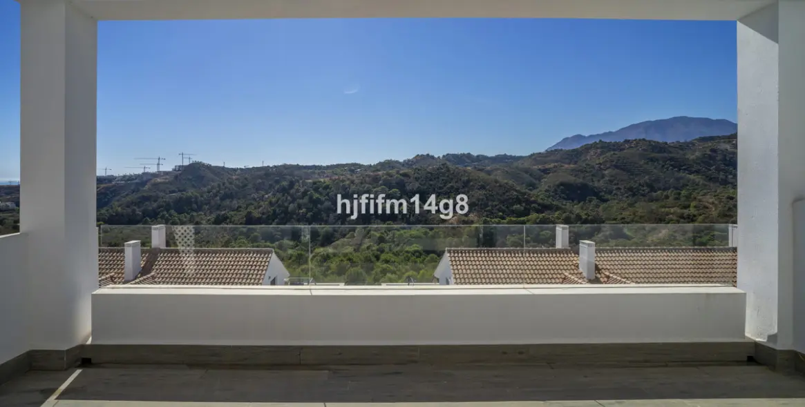 Sale of penthouse duplex in Estepona 3