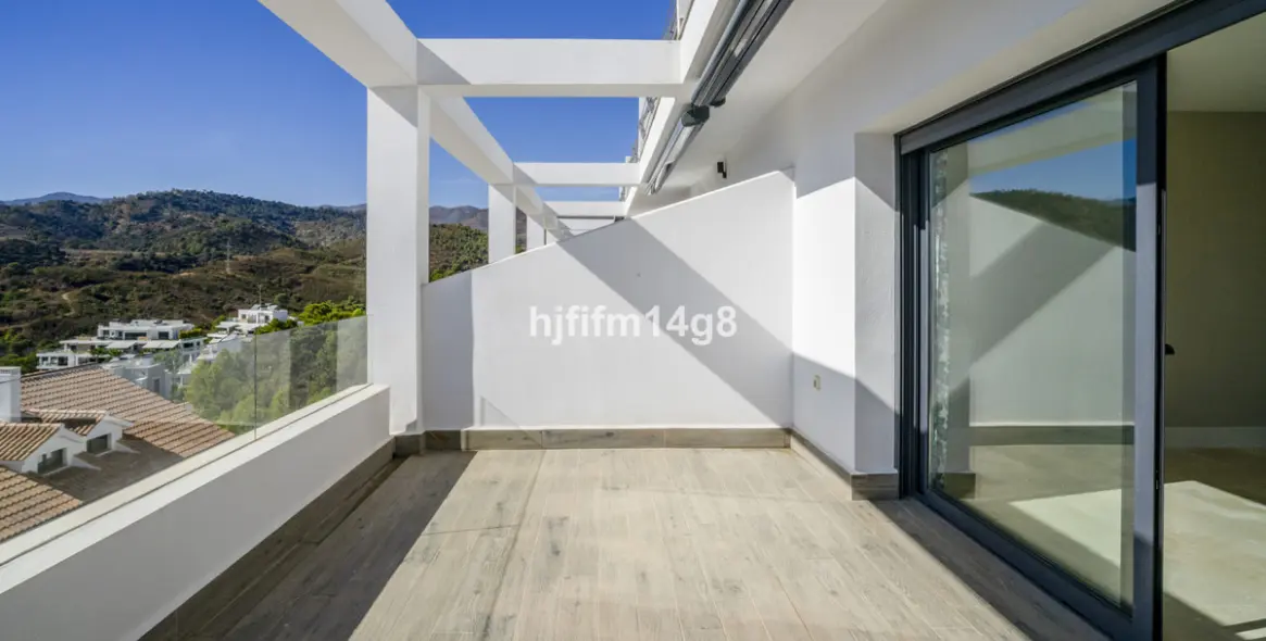 Sale of penthouse duplex in Estepona 4