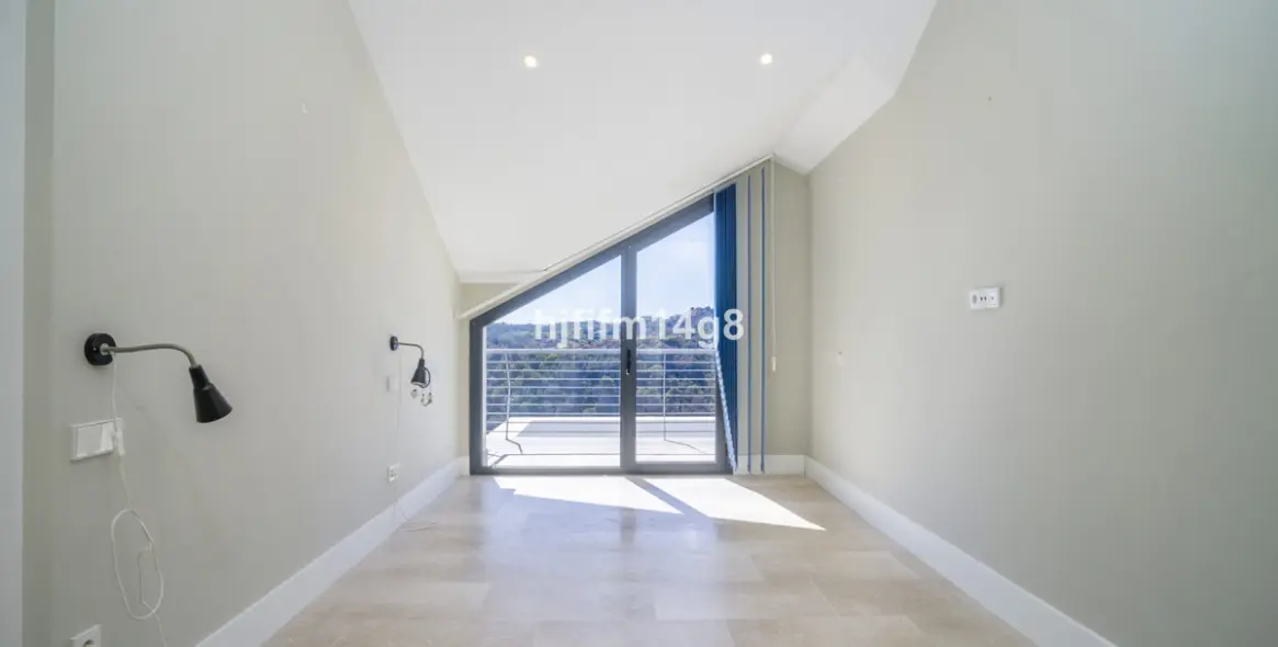 Sale of penthouse duplex in Estepona 10