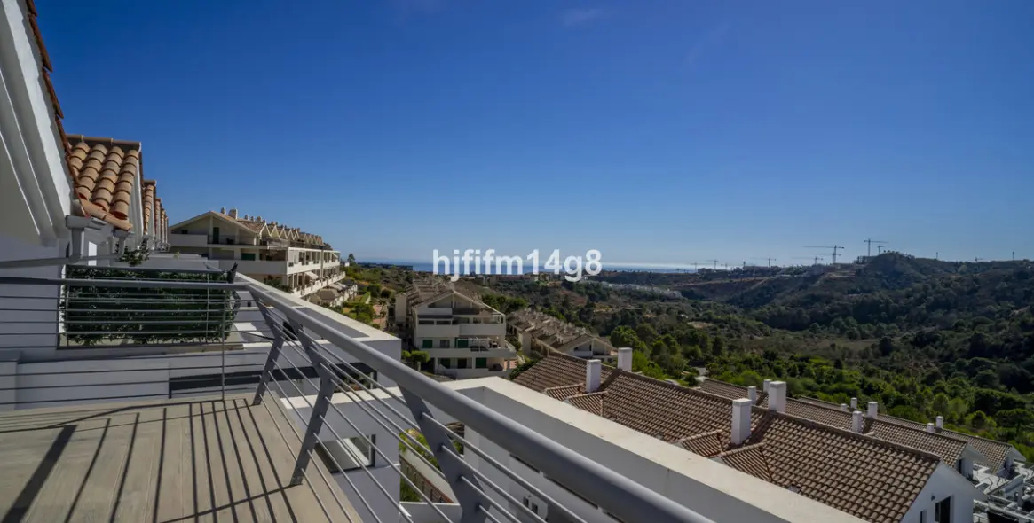 Sale of penthouse duplex in Estepona 11