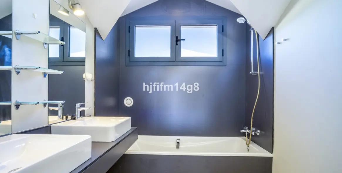 Sale of penthouse duplex in Estepona 14