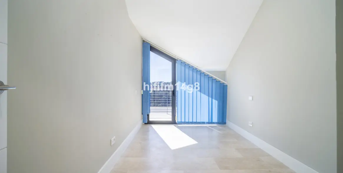 Sale of penthouse duplex in Estepona 15