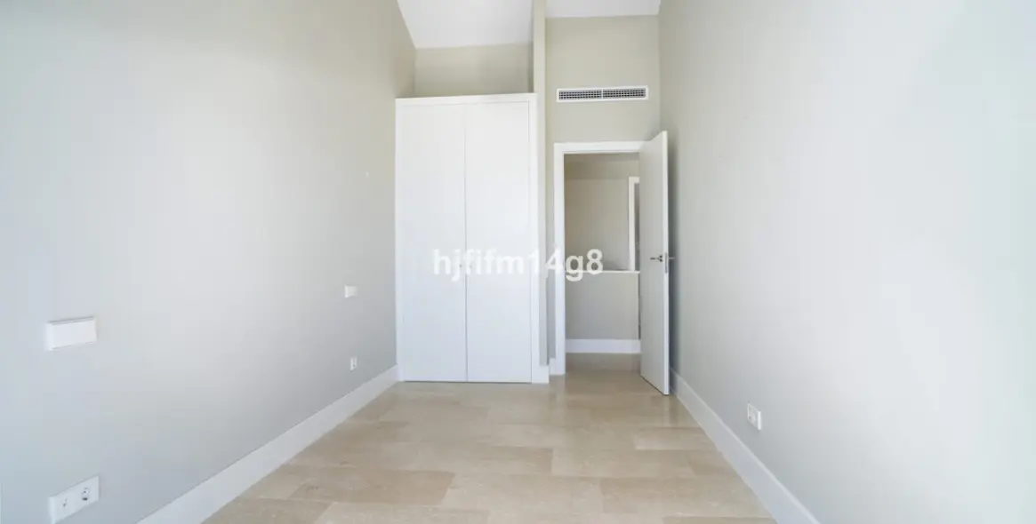 Sale of penthouse duplex in Estepona 16