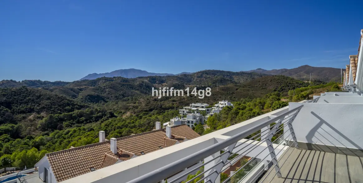 Sale of penthouse duplex in Estepona 18