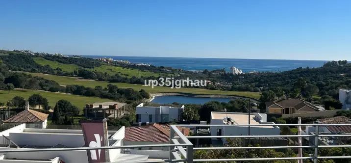 Продажа апартаментов на среднем этаже в Estepona 0