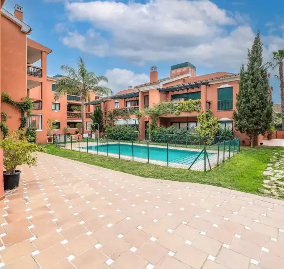 Sale of middle floor apartment in Marbesa