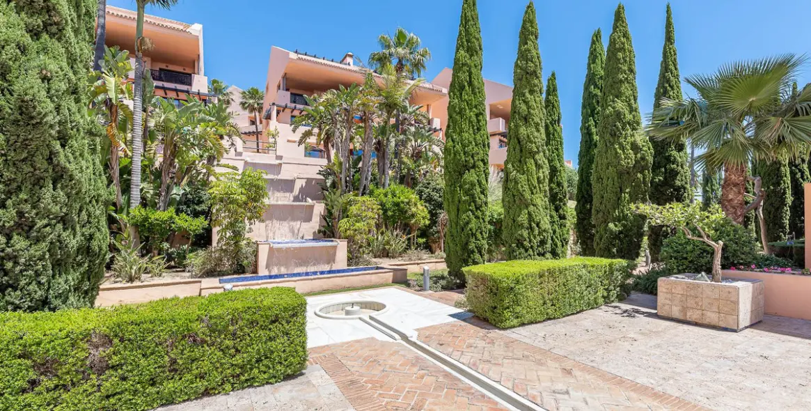 Sale of ground floor apartment in Calahonda 20