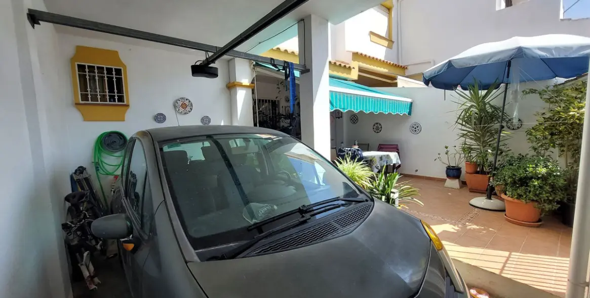 Sale of townhouse in Las Lagunas 19