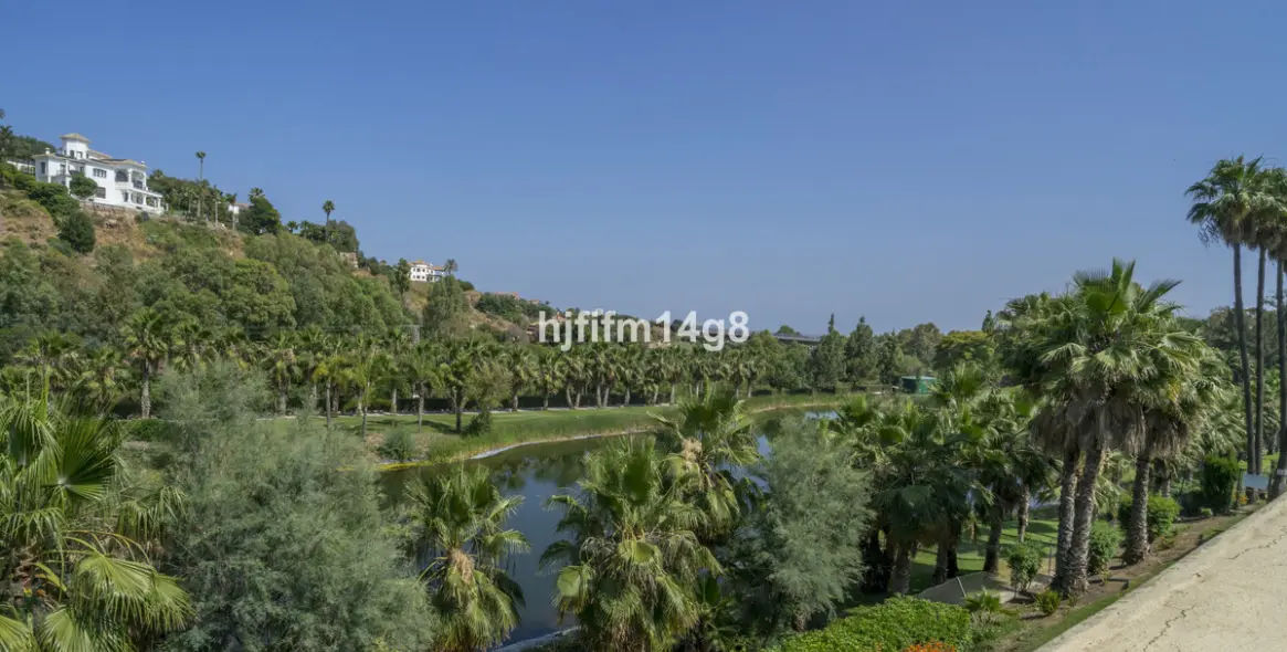 Продажа апартаментов на среднем этаже в Benahavís 1