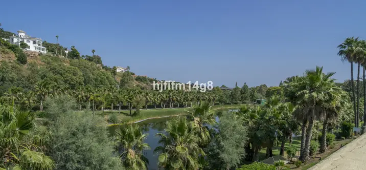 Продажа апартаментов на среднем этаже в Benahavís 0